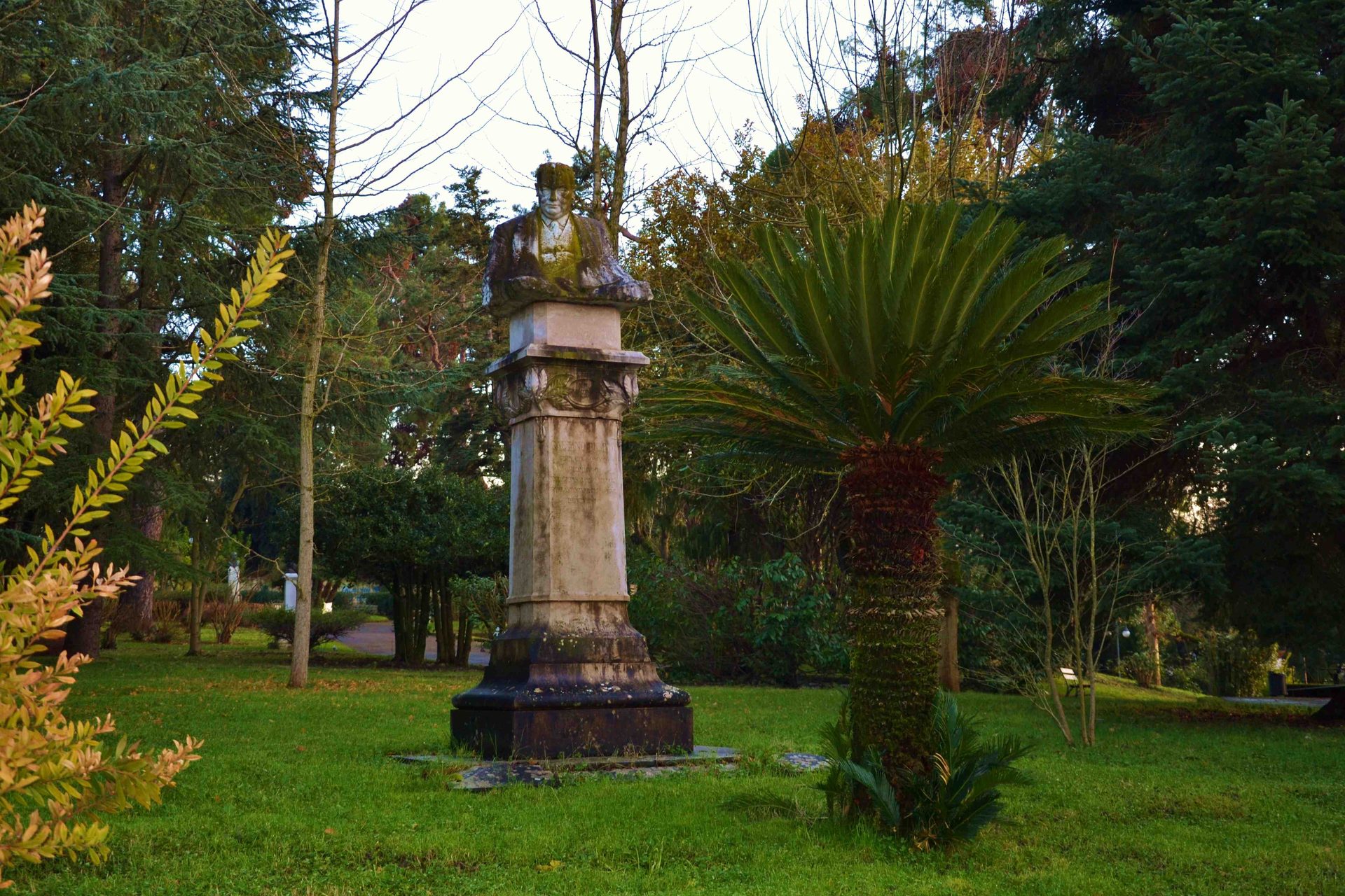 Bust%20of%20Rummo%20in%20municipal%20park.jpg
